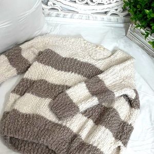 Super soft white and grey sweater!!!🌟